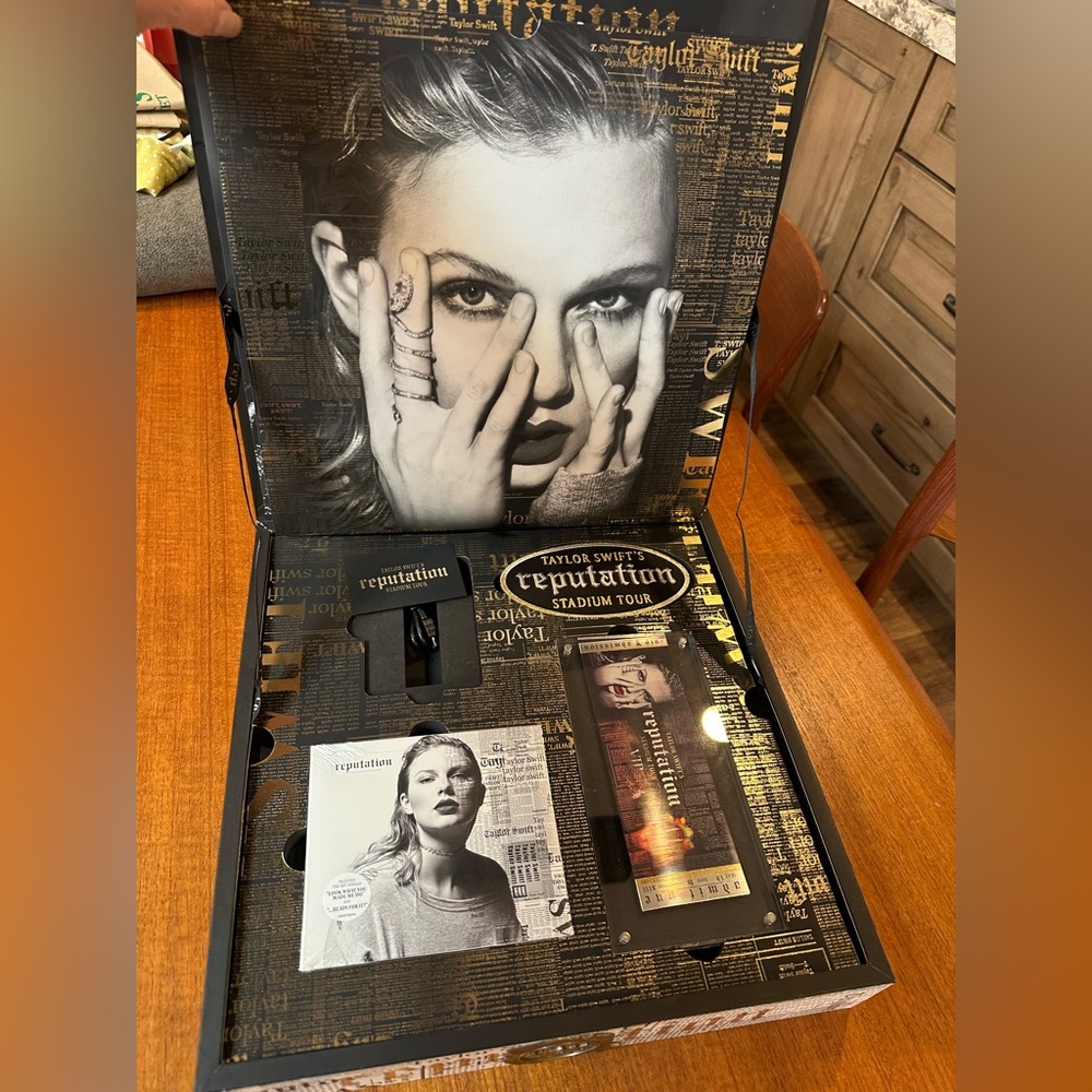 Taylor Swift Reputation Tour VIP Box - Picture 3 of 9